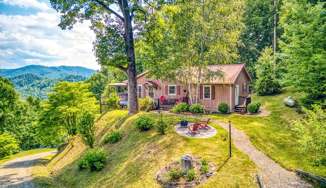 Mountain-view home with deck, grill, fireplace, & washer/dryer - dogs welcome