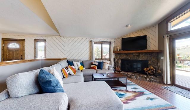 Mountain view home with deck, wood-burning fireplace, & WiFi - great location
