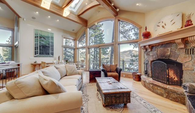 Mountain view house with deck, fireplaces, steam shower & views into lake