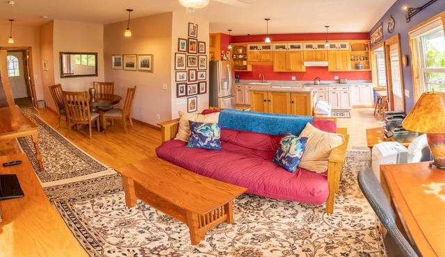 Mountain View, jacuzzi, bright spacious Ecovillage