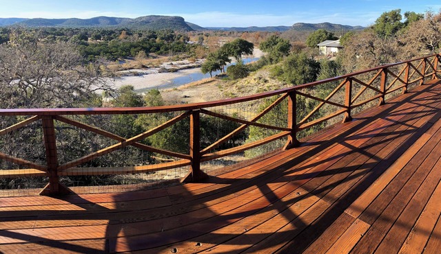 Mountain View Lodge- Riverfront 23-Acre Ranch