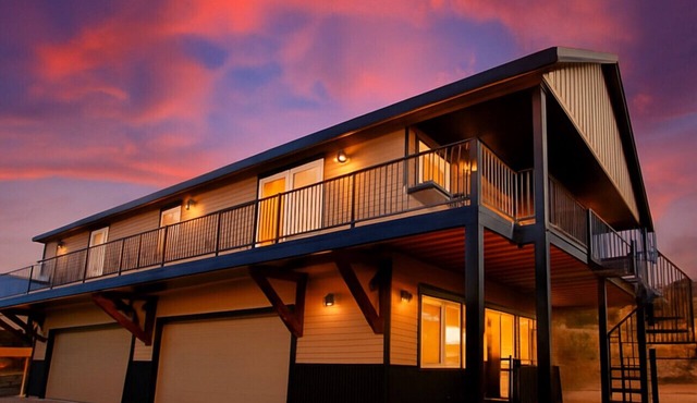 Mountain View Lodge - Spacious Cabin Retreat with Hot Tub,