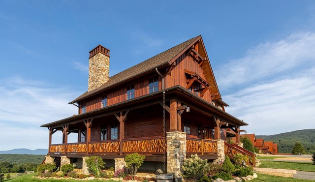 Mountain View Lodge at Eagles Nest - Hot Tub! Amazing Views! Covered deck with fireplace!