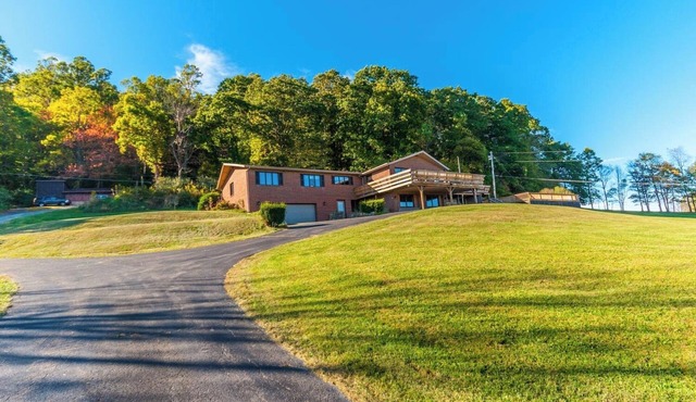 Mountain View Lodge- Scenic Mountain Lodge with Hot Tub