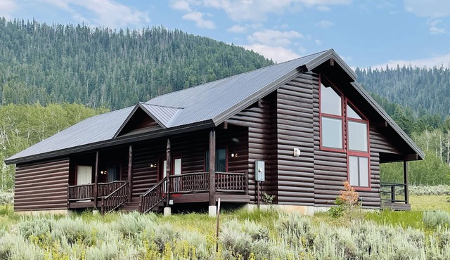 Mountain View Lodge 10 min to YNP+WiFi+Hot Tub+AC