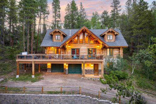 Mountain View Log Home I Private Hot Tub I Great Views I Activity Program