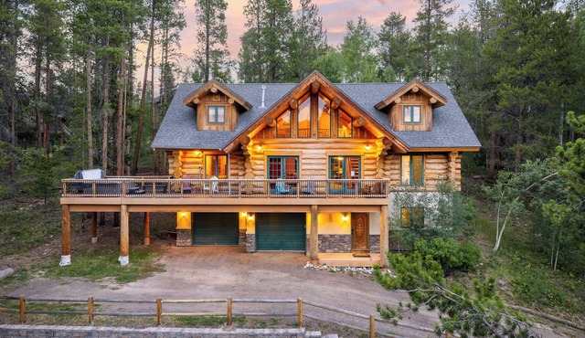 Mountain View Log Home I Hot Tub I Arcades I Great Views I Sauna I Discounted Attractions