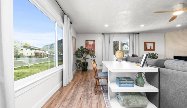 Mountain View Manor | Huge Yard | Sleeps 9 | Parking | Fiber WiFi | Bounce House
