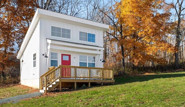 Mountain View Meadow Cottage - Blue Ridge Mountains and Virginia wine country