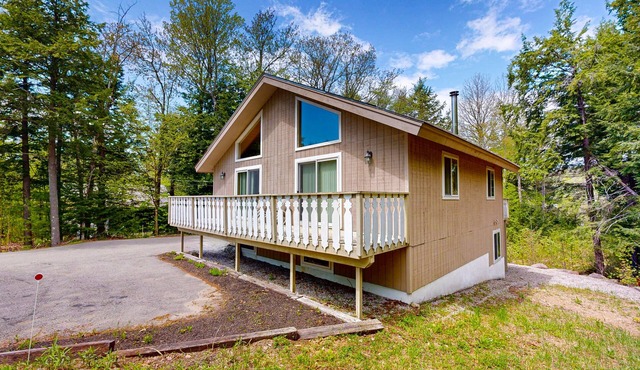 Mountain view private chalet close to ski, golf & Storyland