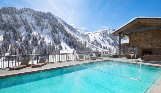 Mountain View Resort with Lux Spa and Outdoor Pool Warmth