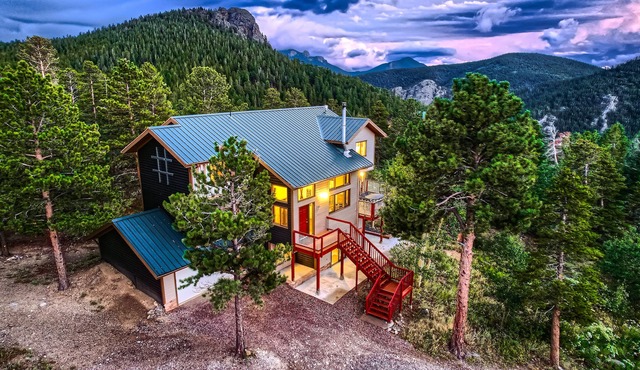 Mountain View Retreat - Epic Views, Pool Table & Garage