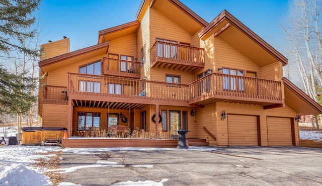 Mountain-view retreat with hot tub, fireplace, balconies & W/D - skiing nearby