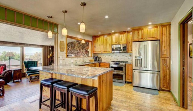 Mountain View Retreat in Nampa! Million dollar views from the panoramic windows, 6 bedrooms! Sleeps 14! Have your wedding or family reunion or retreat here on our hillside