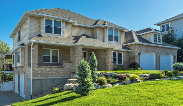 Mountain View Retreat: 2 BR/2 BA Spacious & Cozy!