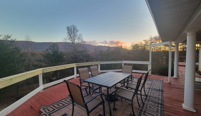 Mountain view retreat, 3 bedroom overlooking the Foothills.