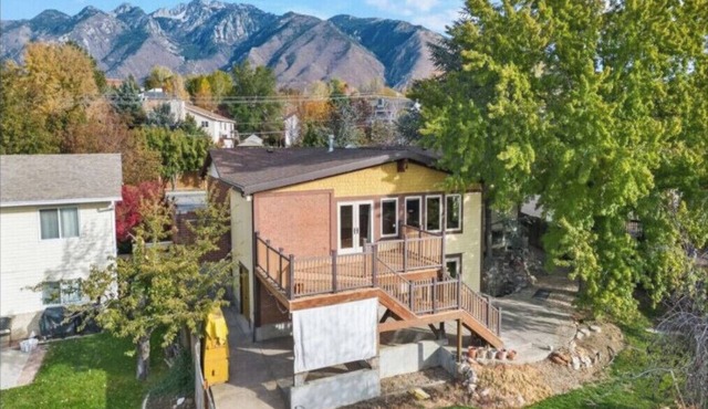 Mountain‑View Retreat w/Deck, Game Room & Luxe Kitchen/May & June Discount