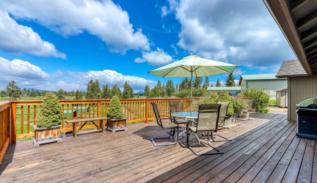 Mountain-view retreat with deck, grill & washer&dryer