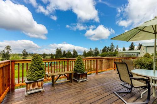 Mountain-view retreat with deck grill & washer&dryer