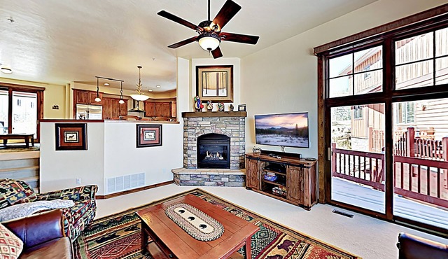 Mountain View Townhome with Private Hot Tub, 2 Gas Fireplaces - Near Skiing