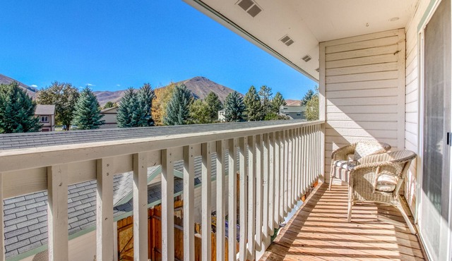Mountain view townhome w/ patio, kitchen - 2 miles from Hailey