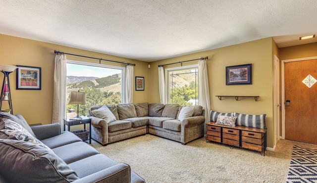 Mountain Views: Walkable Lava Hot Springs Home!