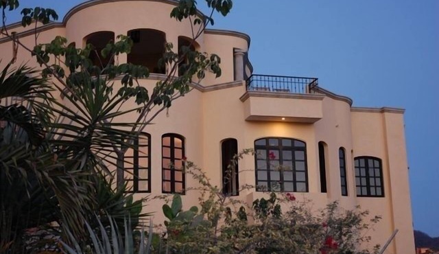 Mountain View Villa Capturing Pacific Breezes