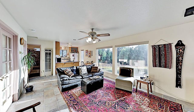 Mountain-view vineyard cottage with private hot tub, dining deck