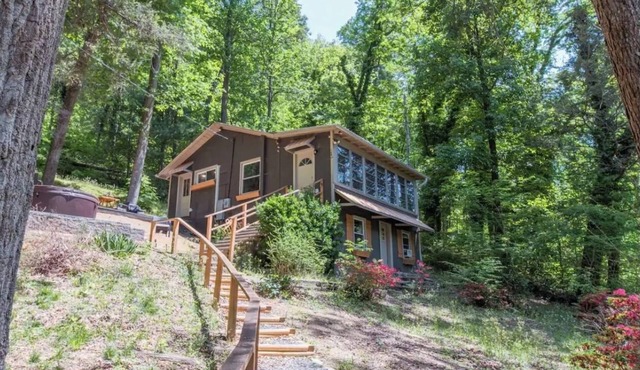 Mountain View w. Hot Tub, Gas Fireplace, Wi-Fi, Dogs Allowed, Close to Town