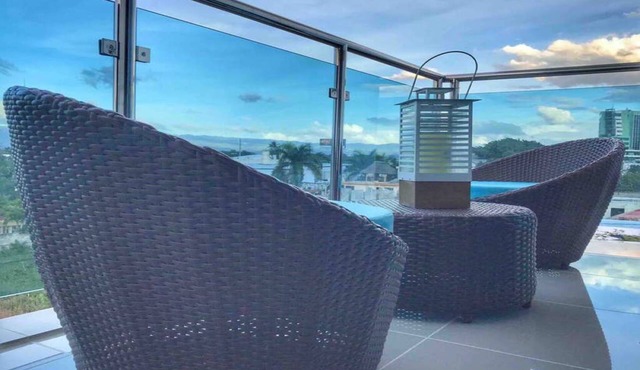 Mountain Views 3 Bdr Apt Centrally Located Near the Airport and Entertainment