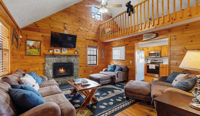 Mountain Views, 3 king beds, ready for Multi Couples get away! Fido too!