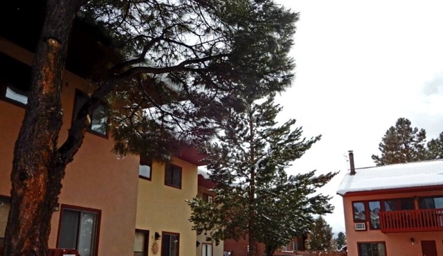 Mountain views, 30 minutes to Wolf Creek, close to restaurants, pubs and shops.