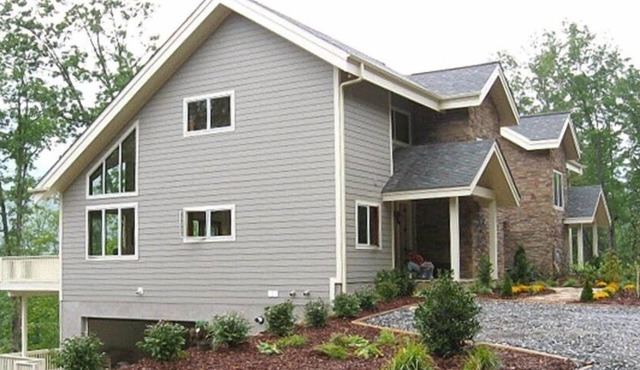 Mountain Views, 4 bedroom, Sleeps 12.