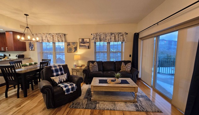 Mountain Views, Amazing Sunsets, Pool, Hot Tub, King Beds, & 1 Mile from Parkway
