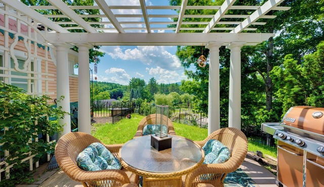 Mountain Views: Beautiful Nestlenook Farm Home!