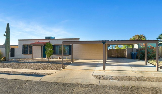 Mountain views! Big private yard with pool - heat optional with fee & spa