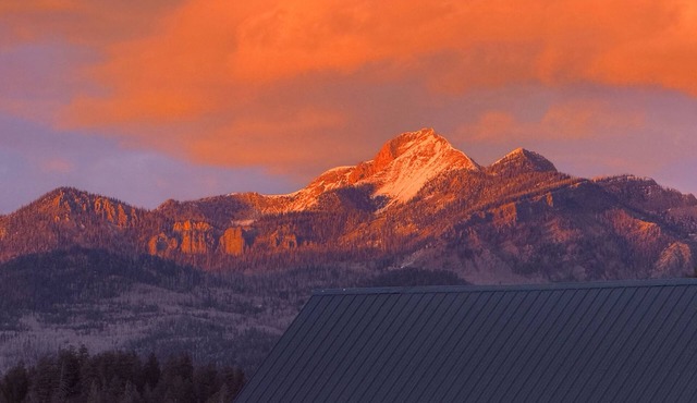 Mountain Views! Cozy, Modern Home in Great Location