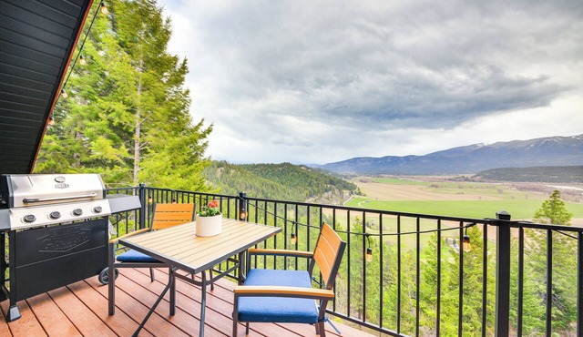 Mountain Views + Fireplace: Bonners Ferry Escape!