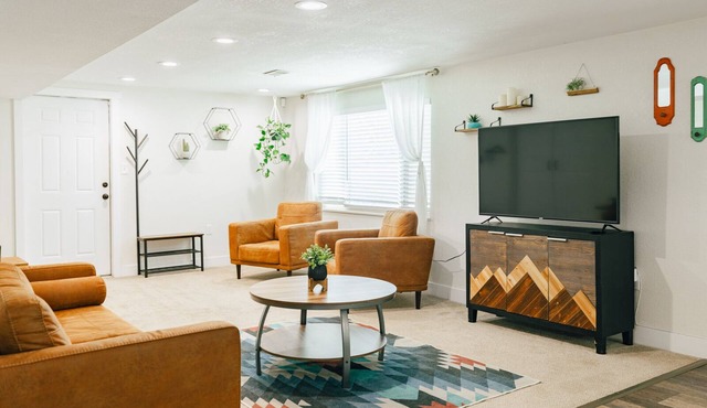 Mountain Views, Gated Yard, Movie Room, 20 Min to Denver or Boulder, Pets