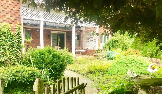 Mountain Views/ Gazebo/ Pond / 5 min downtown