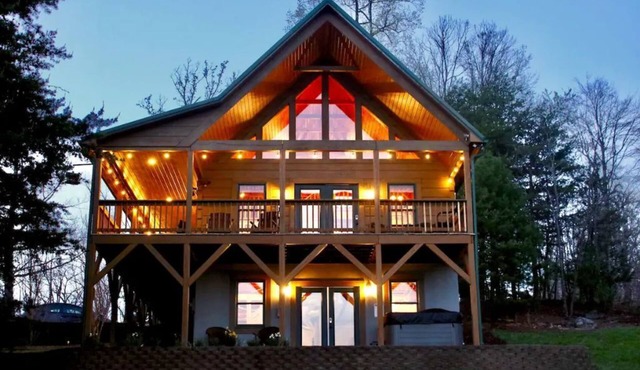 Mountain Views/Golf/Hot Tub/Cozy Cabin!