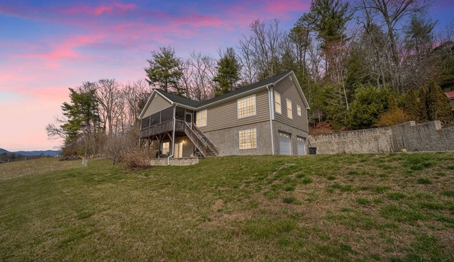 ~Mountain Views~Great location~Near DuPont and Pisgah Forest