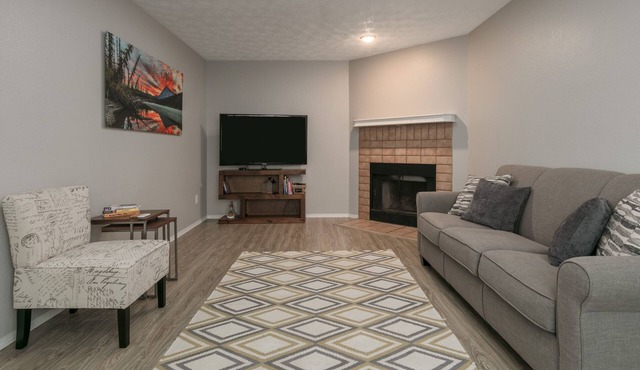 Mountain Views! Ground floor unit in a triplex near shopping and amenities