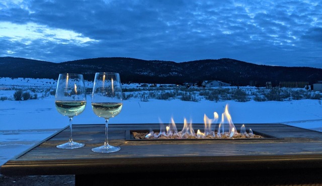 Mountain Views. Hot Tub. Fireplace. Minutes from the slopes