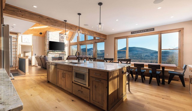 Mountain Views, Hot Tub, Brand new, fitness room, Chef Kitchen, Soaking tub WiFi