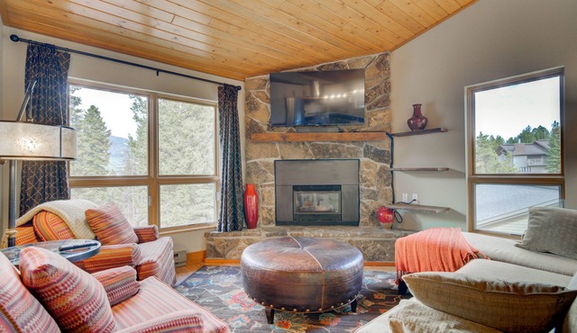 MOUNTAIN VIEWS, HOT TUB & SAUNA! Cozy fireplace, 10-minutes from the slopes!