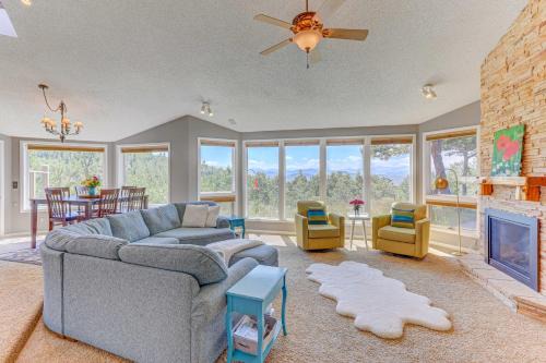 Mountain Views + Hot Tub: Airy Forest Escape!