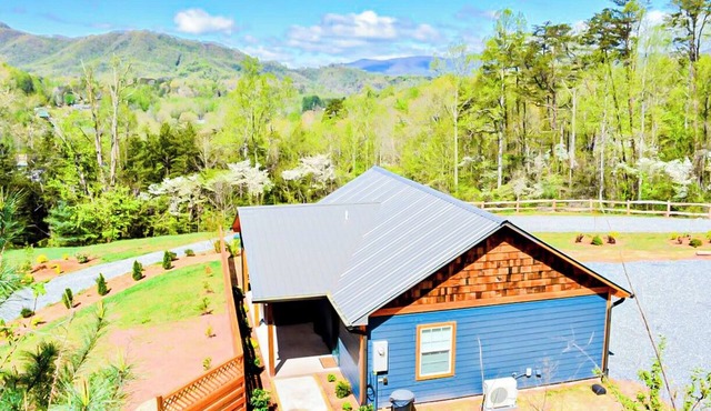 Mountain Views, Hot Tub & More — The Blue Moose Cabin Just Minutes from Town!