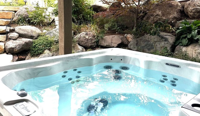 Mountain Views - Hot Tub - Huge Patio + BBQ Fun