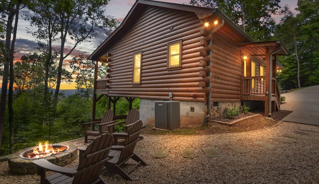 Mountain Views & just mins to City! Wood burning Fireplace, Hot tub, Fire pit